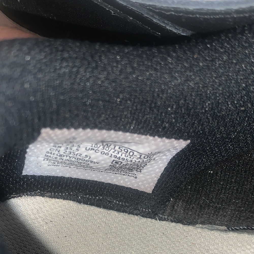Nike Kids Sneakers in Black and White - Picture 5 of 7